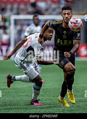 Vancouver, Canada. 5th avril 2023. Vancouver Whitecaps fait vibrer Javain Brown (L) du FC avec Denis Bouanga du FC de Los Angeles lors du quart-finale de la Ligue des champions du CONCACAF à Vancouver, Canada, 5 avril 2023. Crédit : Andrew Soong/Xinhua/Alay Live News Banque D'Images