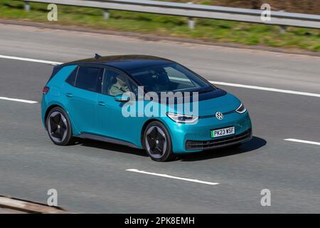 2023 électrique VW VOLKSWAGEN ID3, Lightning recharge rapide ID.3 58KWh Pro Performance EV, batterie à hayon familial cinq portes ; voyage sur l'autoroute M61, Royaume-Uni Banque D'Images