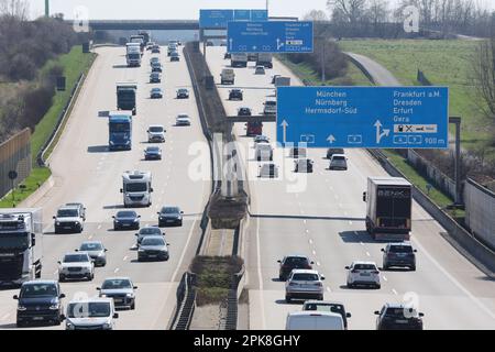 Hermsdorf, Allemagne. 06th avril 2023. Il y a une circulation dense sur l'autoroute 9 autour de l'échangeur Hermsdorfer Kreuz. Selon l'ADAC, une augmentation du trafic est attendue sur les autobahns aujourd'hui et le lundi de Pâques. Credit: Bodo Schackow/dpa/Alay Live News Banque D'Images