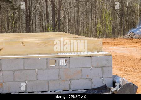 Nouvelles solives de plancher de bois personnalisées fermes installées sur la base de bloc de béton Banque D'Images