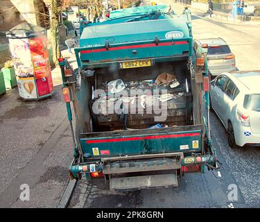 ouvrez l'arrière d'un camion poubelle Banque D'Images