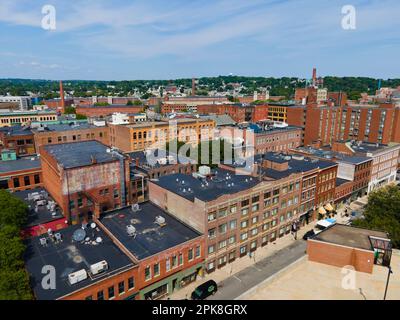 Bâtiments commerciaux historiques sur Market Street avec Boott Mills à l'arrière-plan dans le centre-ville de Lowell, Massachusetts ma, États-Unis. Banque D'Images