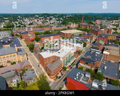 Bâtiments commerciaux historiques sur Merrimack Street avec Boott Mills à l'arrière-plan dans le centre-ville de Lowell, Massachusetts ma, États-Unis. Banque D'Images