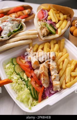 Cuisine grecque kalamaki et pita gyros avec viande grillée servie à emporter dans un restaurant de restauration rapide Banque D'Images