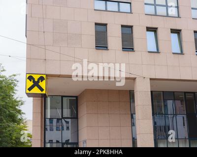 Linz, Autriche - 6 août 2022 : façade avec logo de Raiffeisen Bank est l'un des plus grands groupes bancaires autrichiens, la banque coopérative. En plus de au Banque D'Images