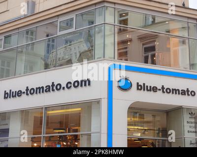 Vienne, Autriche - 8 août 2022 : façades de la tomate bleue est une boutique en ligne pour le snowboard, le freeskiing, le surf, le patinage et le style de rue. Il offre lar Banque D'Images