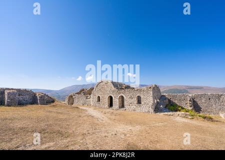 Mosquée blanche à l'intérieur du château de Berat en Albanie Banque D'Images