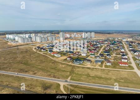 vue panoramique aérienne sur la construction d'un nouveau complexe résidentiel moderne avec de hauts bâtiments en ville Banque D'Images