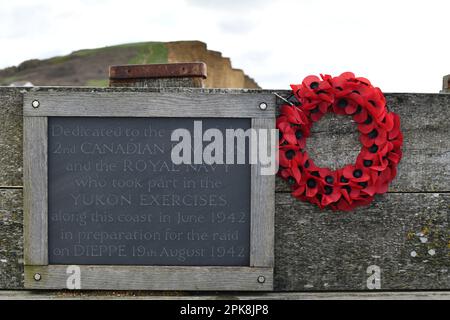 Plaque dédiée aux hommes de la Division canadienne et de la Marine royale de 2nd qui ont participé aux exercices du Yukon. Plaque est située à Bridport Harbour. Banque D'Images