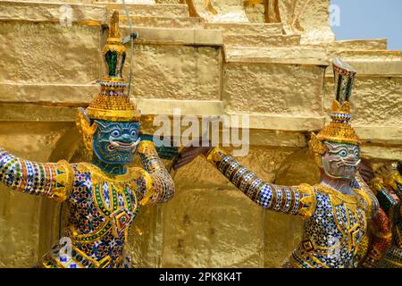 Vue rapprochée d'une statue de la garde du démon au Grand Palais de Bangkok, Thaïlande. Banque D'Images