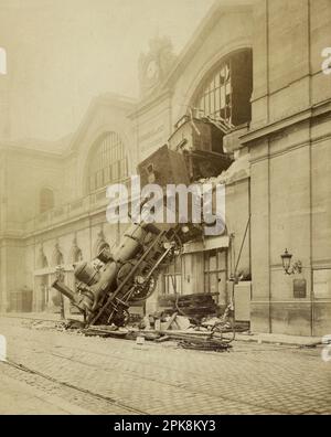 L'accident de la gare Montparnasse 1895 Paris ( la locomotive Granville Express est tombée verticalement sur la place de la gare de 22 octobre 1895. La femme qui est décédée ce jour-là était l'épouse du vendeur de journaux qu'elle aidait. Banque D'Images