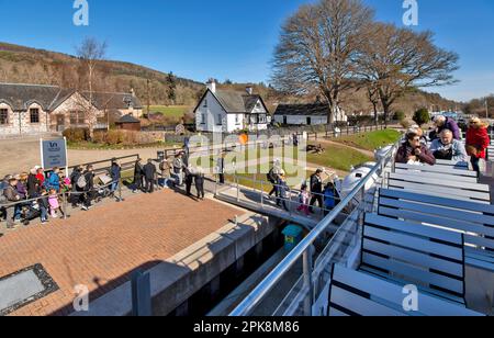 Canal Caledonian à Dochgarroch près d'Inverness en Écosse passagers à bord et une file d'attente attendant d'entrer dans le bateau de croisière de Jacibite Banque D'Images