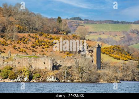 Château d'Urquhart Loch Ness Scotland vue sur les murs du château et la Tour Grant vue depuis le Loch Banque D'Images