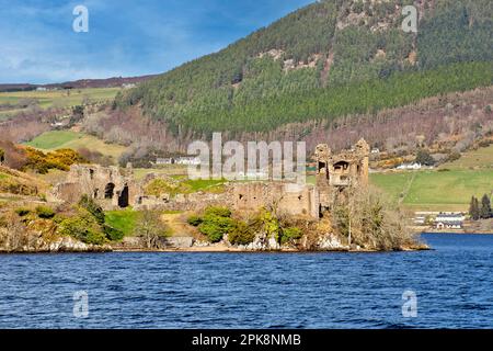 Château d'Urquhart Loch Ness Scotland vue sur les murs de la Grande salle et la Tour Grant vue depuis le Loch Banque D'Images