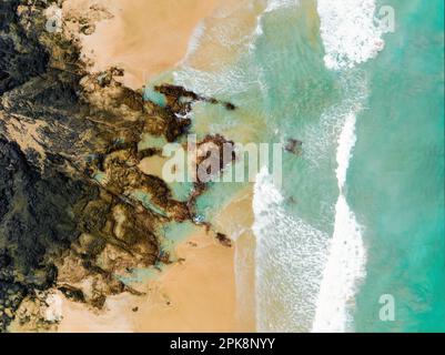 Vue d'en haut, vue aérienne stupéfiante d'une belle plage baignée par une eau turquoise. Cofete Beach (Playa de Cofete) Fuerteventura, îles Canaries, Banque D'Images