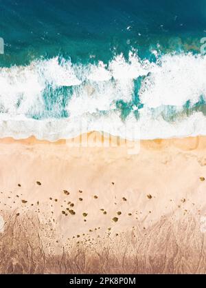 Vue d'en haut, vue aérienne stupéfiante d'une belle plage baignée par une eau turquoise. Cofete Beach (Playa de Cofete) Fuerteventura, îles Canaries, Banque D'Images