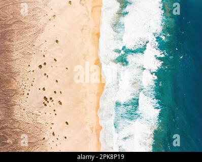 Vue d'en haut, vue aérienne stupéfiante d'une belle plage baignée par une eau turquoise. Cofete Beach (Playa de Cofete) Fuerteventura, îles Canaries, Banque D'Images