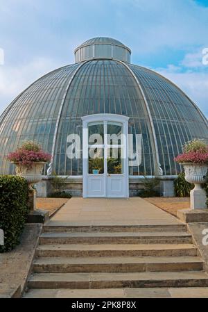 L'entrée latérale de Palm House dans le Kew Gardens Richmond, Surrey, Royaume-Uni Banque D'Images