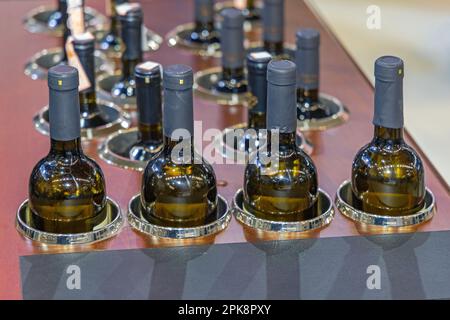 Bouteilles de vin dans le chariot du réfrigérateur équipement de réfrigérateur Banque D'Images