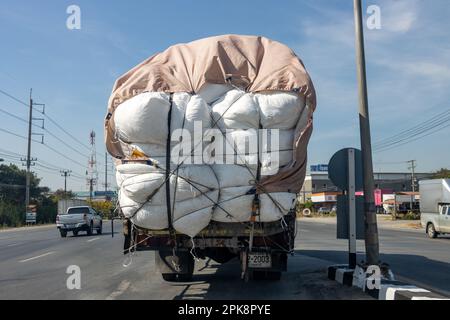 Ayutthaya, THAÏLANDE, JANVIER 21 2023, Un camion entièrement chargé de sacs est stationné à une intersection en U-tour Banque D'Images