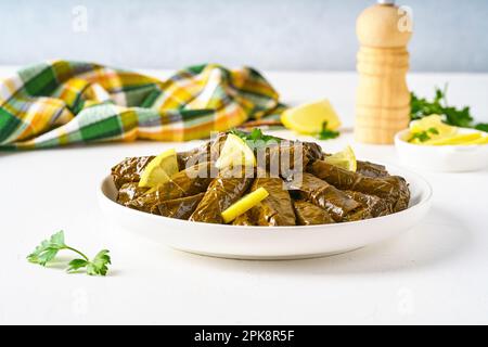 Feuilles de raisin farcies . Cuisine traditionnelle du caucase, de la méditerranée et du Moyen-Orient Banque D'Images