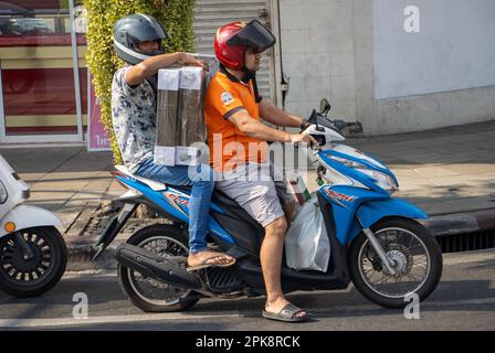 SAMUT PRAKAN, THAÏLANDE, FÉVRIER 04 2023, transport de caisses sur une moto Banque D'Images