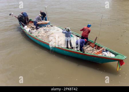 Les pêcheurs naviguent sur une barge de pêche avec un filet, la Thaïlande Banque D'Images