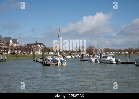 Bateaux dans le port de plaisance de la Baie de somme, le Crotoy, hauts-de-France, France, Europe Banque D'Images