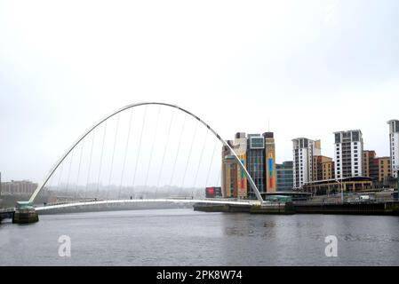 Newcastle upon Tyne, Tyne and Wear, Angleterre, Royaume-Uni. Gateshead Millennium Bridge(2001) de l'autre côté de la rivière Tyne, Gateshead sur la rive éloignée. Gris, jour de pluie Banque D'Images