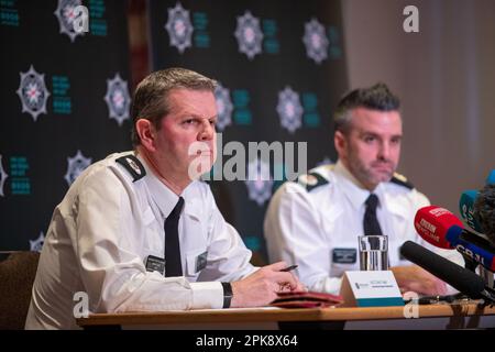 Belfast, Royaume-Uni. 06th avril 2023. Les ACCS de PSNI Colin Todd et Bobby Singleton. S'adresser aux médias à l'hôtel Stormont, Belfast, en ce qui concerne ce qui sera un week-end de Pâques très chargé. Il y a un risque de troubles avec les renseignements de l'intérieur de la communauté où la police serait tirée dans Credit: Bonzo/Alay Live News Banque D'Images