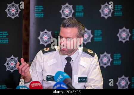 Belfast, Royaume-Uni. 06th avril 2023. PSNI ACCS Bobby Singleton. S'adresser aux médias à l'hôtel Stormont, Belfast, en ce qui concerne ce qui sera un week-end de Pâques très chargé. Il y a un risque de troubles avec les renseignements de l'intérieur de la communauté où la police serait tirée dans Credit: Bonzo/Alay Live News Banque D'Images