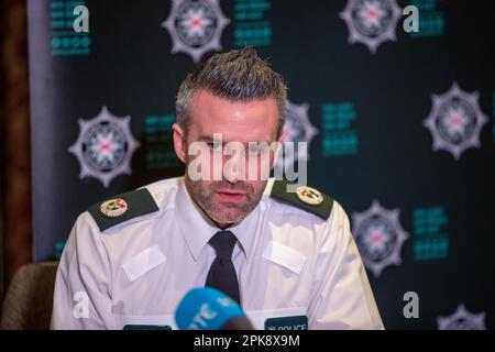 Belfast, Royaume-Uni. 06th avril 2023. PSNI ACCS Bobby Singleton. S'adresser aux médias à l'hôtel Stormont, Belfast, en ce qui concerne ce qui sera un week-end de Pâques très chargé. Il y a un risque de troubles avec les renseignements de l'intérieur de la communauté où la police serait tirée dans Credit: Bonzo/Alay Live News Banque D'Images