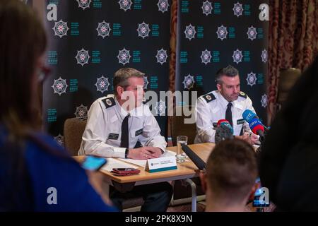 Belfast, Royaume-Uni. 06th avril 2023. Les ACCS de PSNI Colin Todd et Bobby Singleton. S'adresser aux médias à l'hôtel Stormont, Belfast, en ce qui concerne ce qui sera un week-end de Pâques très chargé. Il y a un risque de troubles avec les renseignements de l'intérieur de la communauté où la police serait tirée dans Credit: Bonzo/Alay Live News Banque D'Images