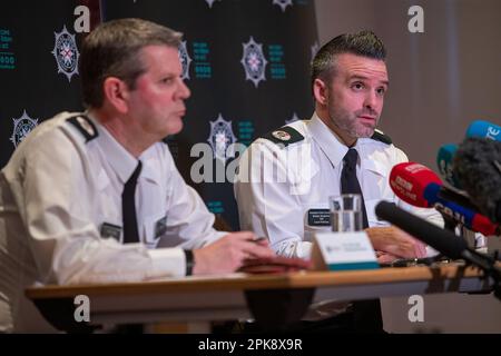 Belfast, Royaume-Uni. 06th avril 2023. Les ACCS de PSNI Colin Todd et Bobby Singleton. S'adresser aux médias à l'hôtel Stormont, Belfast, en ce qui concerne ce qui sera un week-end de Pâques très chargé. Il y a un risque de troubles avec les renseignements de l'intérieur de la communauté où la police serait tirée dans Credit: Bonzo/Alay Live News Banque D'Images