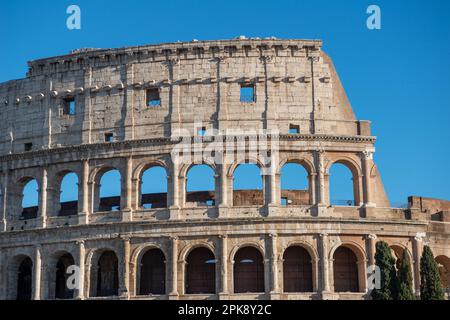 Rome Italie 15 mars 2023: Colisée, connu à l'origine sous le nom d'Amphithéâtre Flavian . Situé dans le centre-ville de Rome, c'est la plus grande amphit romain Banque D'Images