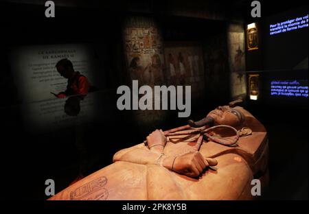 Paris, France. 6th avril 2023. Le sarcophage de l'ancien roi Egyptien Ramses II est vu lors de l'aperçu médiatique d'une exposition intitulée 'Ramses et l'Or des Pharaonss' à Paris, France, 6 avril 2023. L'exposition, qui explore la vie du roi Ramses II, sera ouverte au public de 7 avril au 6 septembre 2023 à Paris. Credit: Gao Jing/Xinhua/Alamy Live News Banque D'Images