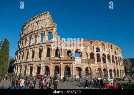 Rome Italie 15 mars 2023: Colisée, connu à l'origine sous le nom d'Amphithéâtre Flavian . Situé dans le centre-ville de Rome, c'est la plus grande amphit romain Banque D'Images