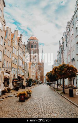 Gdansk, Pologne - 30 octobre 2022 : vue sur la rue avec la cathédrale sainte Marie sous la lumière du soleil matinale dans la vieille ville de Gdansk Banque D'Images