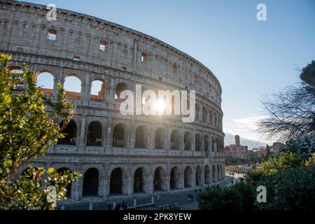 Rome Italie 15 mars 2023: Colisée, connu à l'origine sous le nom d'Amphithéâtre Flavian . Situé dans le centre-ville de Rome, c'est la plus grande amphit romain Banque D'Images