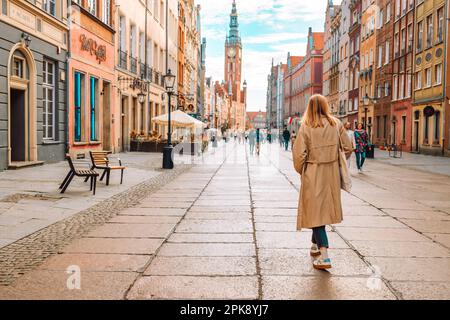 Gdansk, Pologne - 30 octobre 2022 : façades colorées historiques de la place du long marché de Gdansk, Pologne Banque D'Images