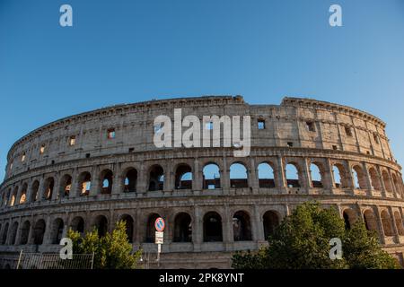 Rome Italie 15 mars 2023: Colisée, connu à l'origine sous le nom d'Amphithéâtre Flavian . Situé dans le centre-ville de Rome, c'est la plus grande amphit romain Banque D'Images