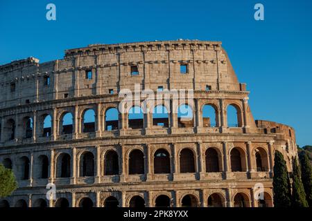 Rome Italie 15 mars 2023: Colisée, connu à l'origine sous le nom d'Amphithéâtre Flavian . Situé dans le centre-ville de Rome, c'est la plus grande amphit romain Banque D'Images