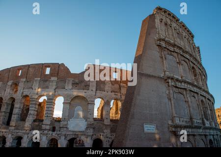 Rome Italie 15 mars 2023: Colisée, connu à l'origine sous le nom d'Amphithéâtre Flavian . Situé dans le centre-ville de Rome, c'est la plus grande amphit romain Banque D'Images