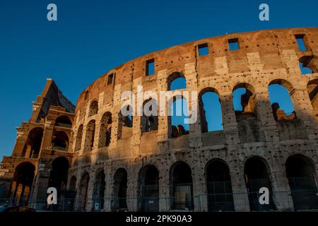 Rome Italie 15 mars 2023: Colisée, connu à l'origine sous le nom d'Amphithéâtre Flavian . Situé dans le centre-ville de Rome, c'est la plus grande amphit romain Banque D'Images