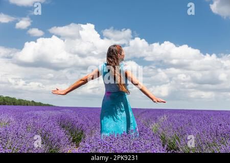 Bonne femme dans un champ de lavande en fleur en été Banque D'Images