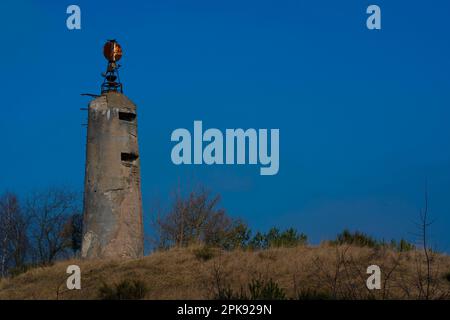 ancienne tour militaire sur une colline dans la nature Banque D'Images