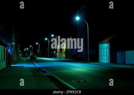 La nuit dans la rue de la ville de Luckenwalde Banque D'Images