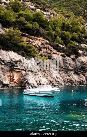 Petit port d'excursion à Zakynthos, plage de Porto Vromi Banque D'Images