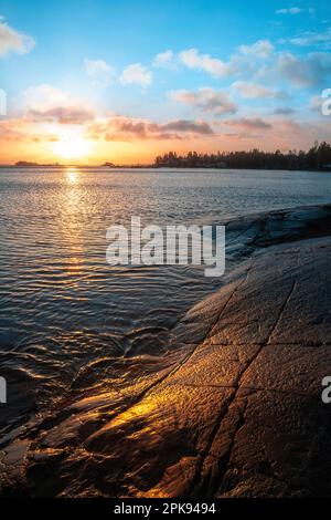 Suède, vue depuis la rive sur le lac, eau calme, lever du soleil avec réflexion dans l'eau Banque D'Images