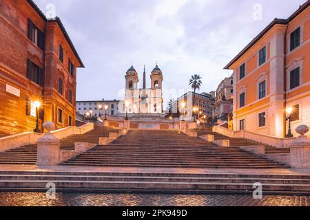 Les marches espagnoles à Rome, Italie. Le célèbre escalier baroque Scalinata di Trinità dei Monti le matin, déserte. Banque D'Images